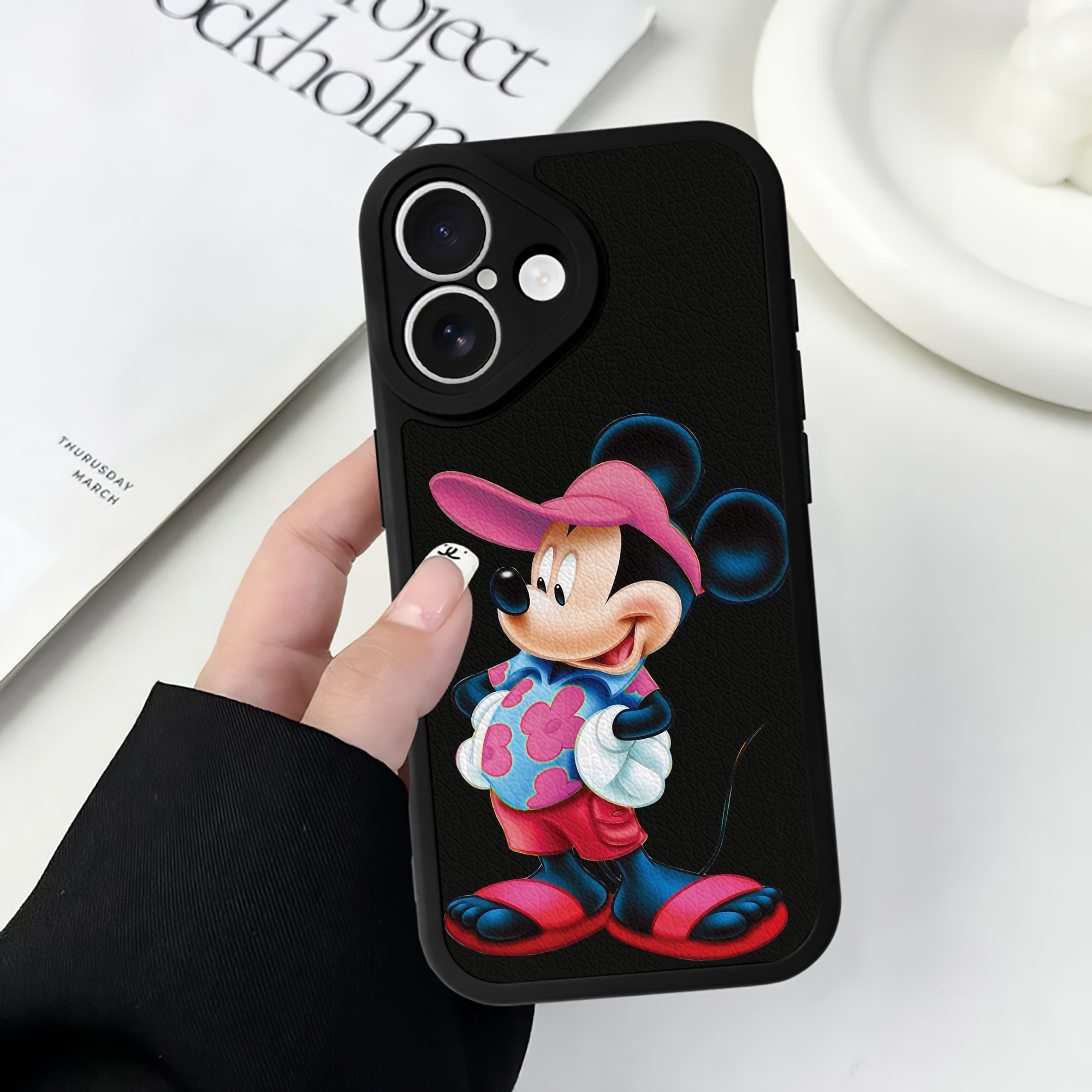 ミッキーマウス Mickey Mouse 【iPhone 16シリーズ対応】シリコンスマホケース（レザー調） 材質：シリコン
